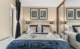 Sleek And Stylish 2 Bed With Garden And Parking